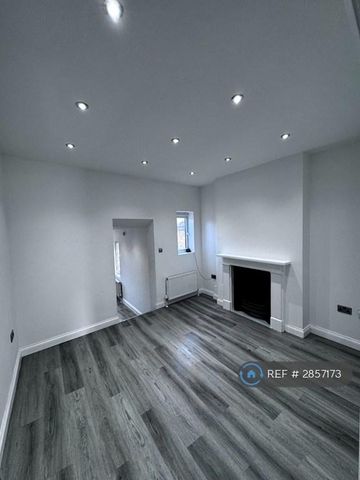 3 bedroom flat to rent - Photo 2