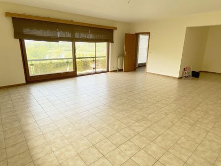Loué ! Situation privilégiée au coeur de Bierges et vue imprenable sur les étangs pour cet incroyable appartement 2 chambres entièrement repeint ! Avec cave et box garage ! - Photo 4