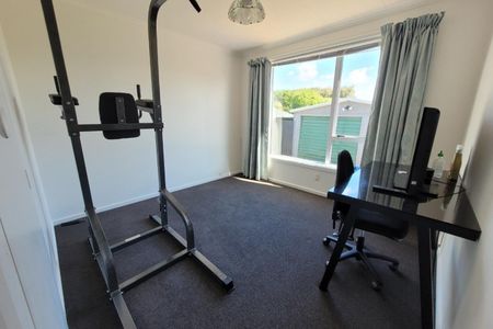 Warm and tidy 3 bedroom home in a great location! - Photo 4