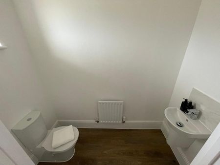 4 bedroom detached house to rent - Photo 2