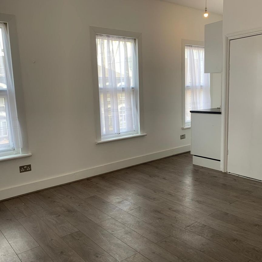 Studio Flat, Heron Mews, IG1 - Photo 1