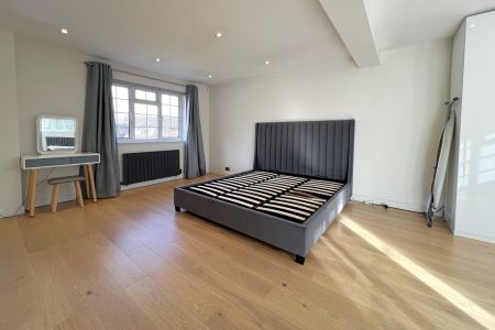 Crossacres, Woking - 3 bedrooms Property for lettings - Seymours - Photo 5