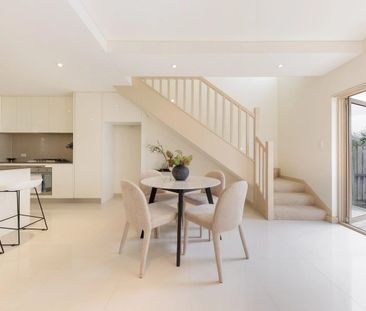Stylish Modern Townhouse with Private Courtyard Garden - Photo 4
