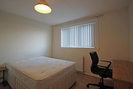 3 bedroom flat to rent - Photo 2