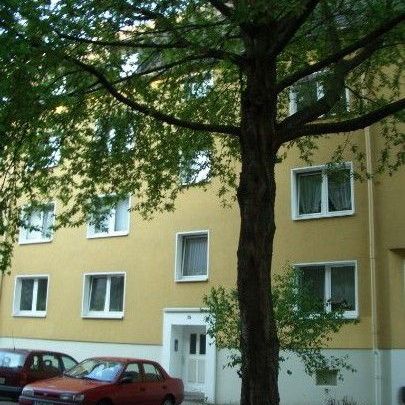 Sehr schöne, bald vollständig erneuerte ,Wohnung mit Balkon - Photo 1