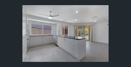 LARGE FAMILY HOME WITH DUCTED AIR CON AND FRESH PAINT! - Photo 5