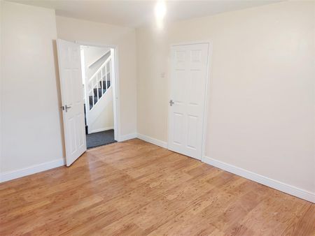 3 bedroom Semi-detached house to rent - Photo 4