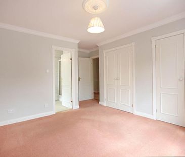 3 bedroom flat to rent - Photo 3