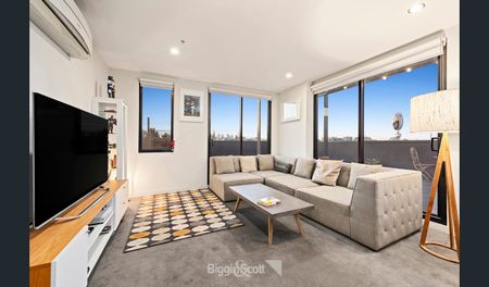 2 BEDROOM PENTHOUSE APARTMENT WITH VIEWS - Photo 2