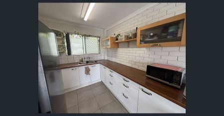 Spacious Two-Bedroom Unit in Convenient Annerley Location - Photo 4