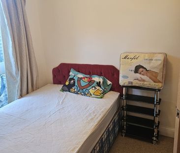 Room in a Shared Flat, Upper Richmond Road, SW15 - Photo 3