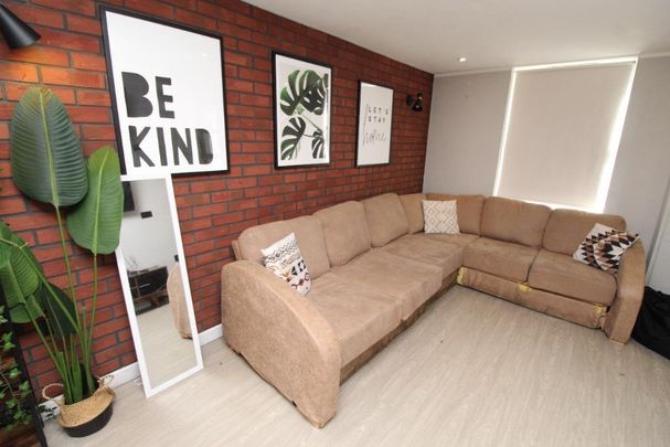 8 bedroom flat to rent - Photo 1