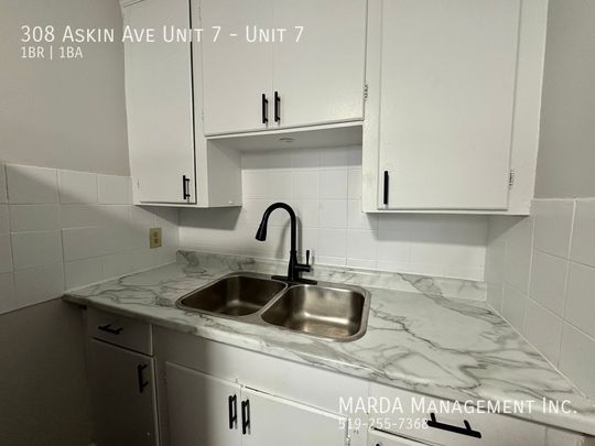 NEWLY RENOVATED 1-BEDROOM/1BATH APARTMENT + HYDRO - Photo 1