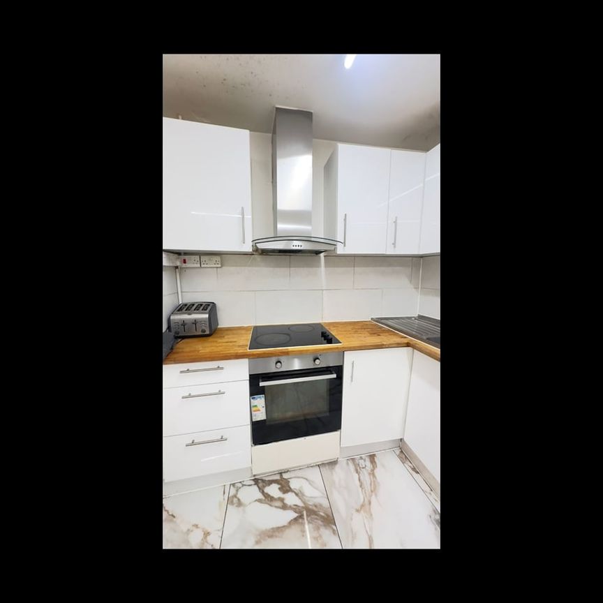 Studio Flat, Seven Sisters Road, N15 - Photo 1