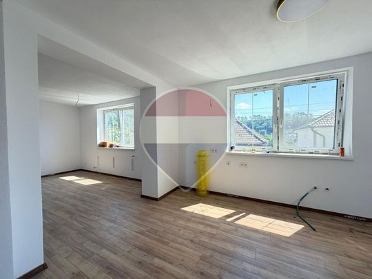 Casă spațioasă, complet renovată la interior, 4 camere, 2 băi - Photo 1