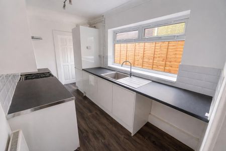 3 bedroom terraced house to rent - Photo 3