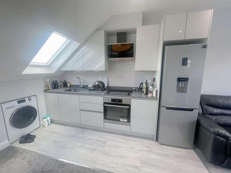 Stunning Bedroom Flat In Fairmead Crescent, HA8 - Photo 2