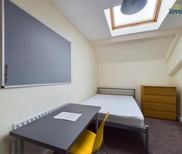 4 bedroom Semi-detached house To Let - Photo 5