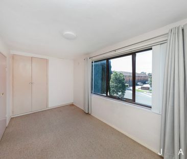 Spacious Living & Footscray Convenience - Photo 3