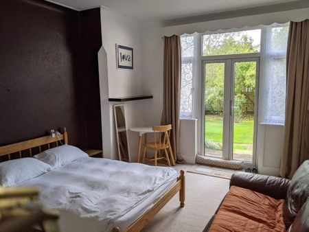 2 Bed Flat, Leeside Crescent, NW11 - Photo 3