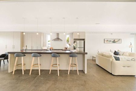 3BR Sun-catcher with great family living areas - Photo 2