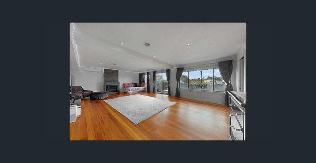 Stylish and Spacious Four-Bedroom Family Haven in the Heart of Niddrie - Photo 1