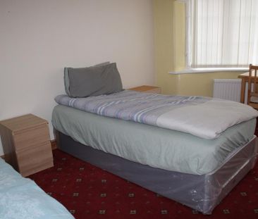 4 bedroom semi-detached house to rent - Photo 3