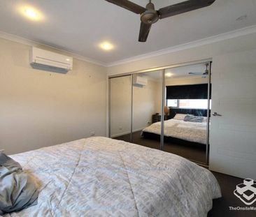 Master bedroom with private ensuite - Photo 2