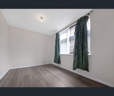 Bright One-Bedroom Apartment in Quiet Street with Parking - Photo 3