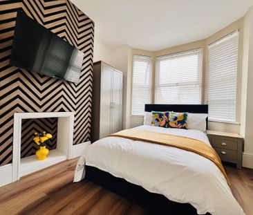 BEDROOM 3 – MEDIUM DOUBLE BEDROOM WITH SHARED BATHROOM BETWEEN TWO - Photo 5