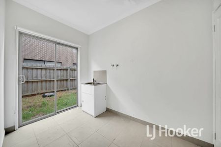 Massive Family Residence! Two Master Bedrooms and Two Kitchens! - Photo 3