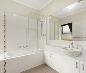 Spacious Townhouse with 3 bedrooms and a study! - Photo 6