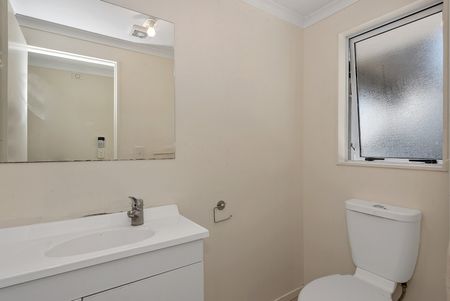 ZONED FOR BOYS HIGH SCHOOL Fantastic Spacious Townhouse located in the Hillcrest area just a short walk from the Waikato University and local shops. - Photo 5