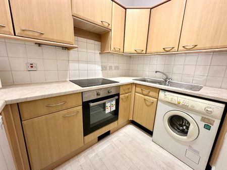 3 bedroom flat to rent - Photo 4