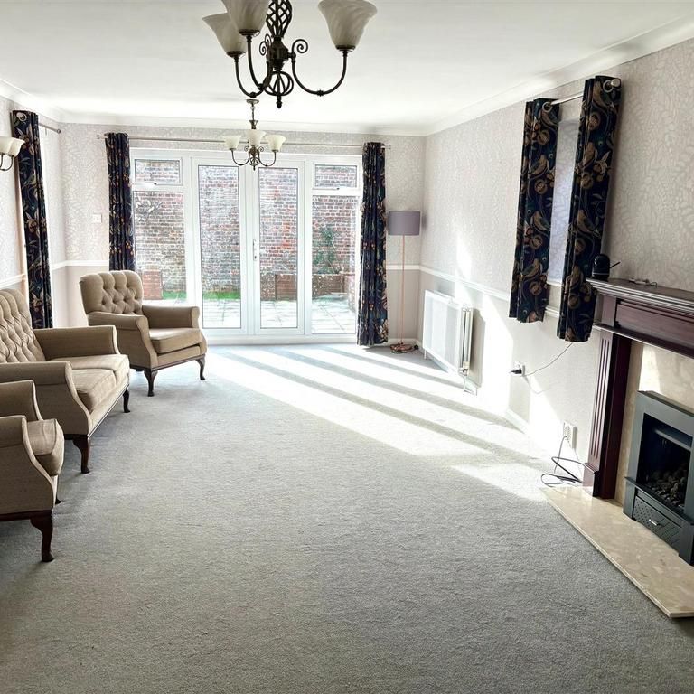 4 bedroom detached house to rent - Photo 1