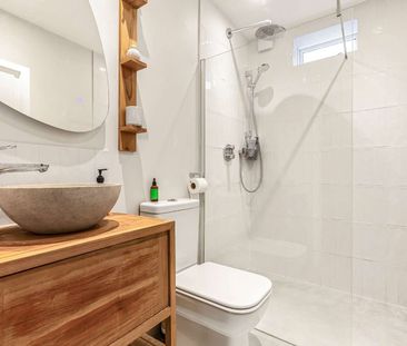 Gorgeous two bedroom apartment with a private garden. - Photo 6