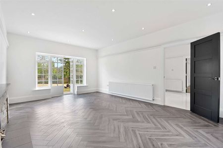 An immaculately presented detached family home set in the heart of the well renowned Moor Park Private Estate. Available 27th May and offered unfurnished. - Photo 4