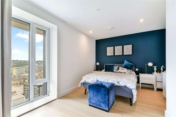 Savills are proud to present this luxurious, duplex penthouse apartment is in the stunning riverside development which boasts stylish and contemporary interiors with picturesque views. - Photo 1