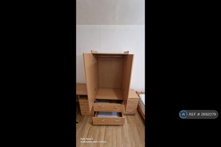 1 bedroom in a flat share to rent - Photo 5