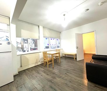 One bedroom First Floor flat close to ilford station- £1400 - Photo 4
