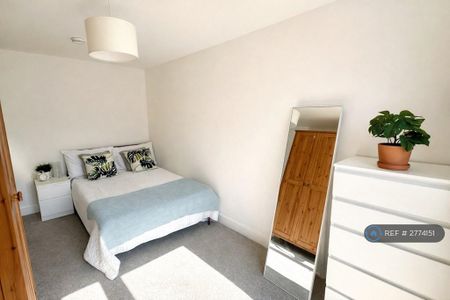 1 bedroom in a house share to rent - Photo 2