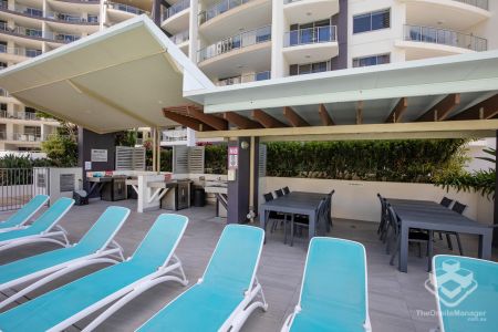 Freshly Updated 2-Bedroom, 2-Bathroom Apartment with Beautiful Pool & Garden Views. Just Moments from Surfers Paradise Beach! - Photo 4