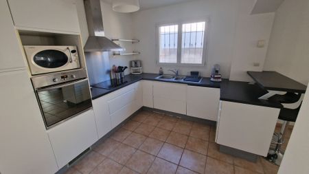 À LOUER VITROLLES GARE bail 1 an Villa meublée avec véranda, jardin et grand garage, - Photo 2