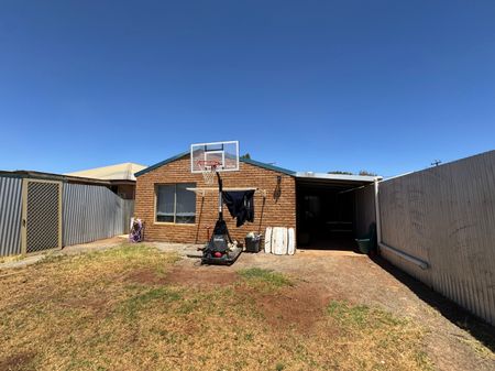 Easy care brick home - Photo 4