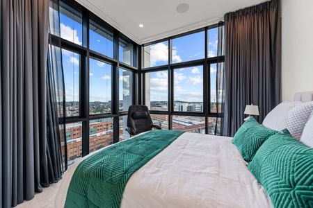 Unrivalled Top Floor Penthouse with Panoramic North-East City & River Views - Photo 4