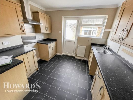 3 bedroom detached bungalow to rent - Photo 1