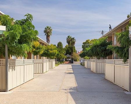 Convenient Central Apartment - Photo 5