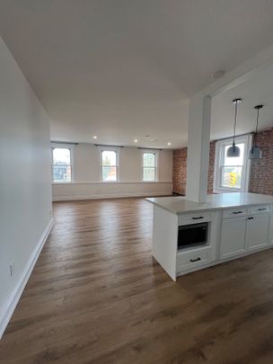 For Lease - 8 Essa Road, Barrie, Ontario - Photo 1