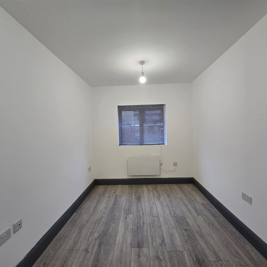 Maxwell Road, Ashford TW15, London - Photo 1