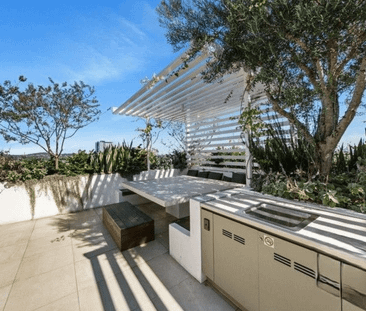 Stunning 2 bedroom apartment in amazing complex - Photo 1